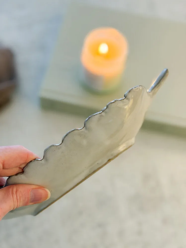 Pretty decorative footed ceramic leaf dish/tray
